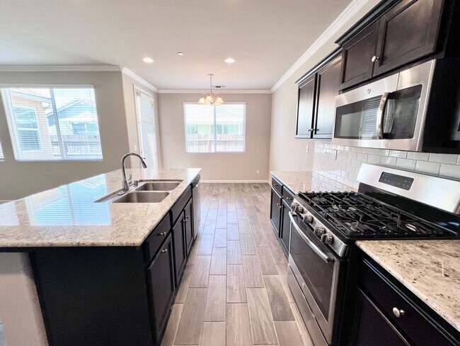 Foto del edificio - $2,400 Ashlan & Leonard, 3 Bedroom Home - ...