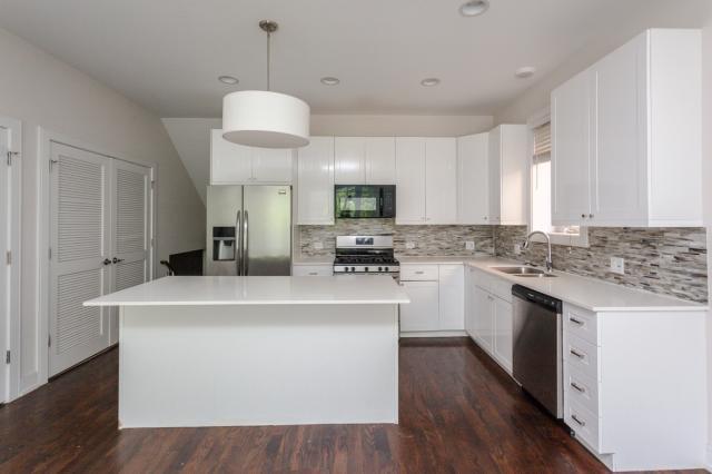 Building Photo - 3 bedroom in Chicago IL 60618