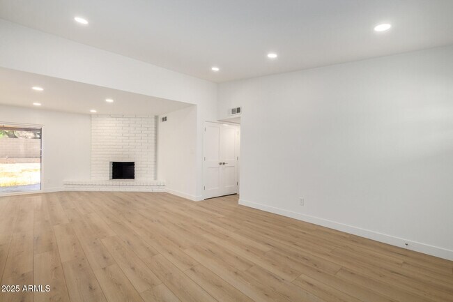 Foto del edificio - 5038 E Winchcomb Dr