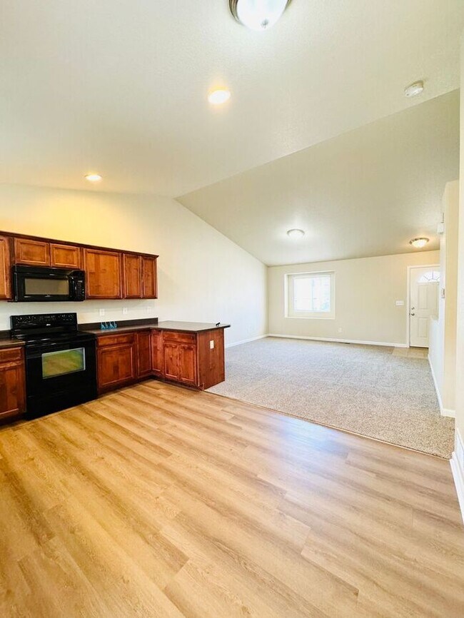 Foto del edificio - Spacious 3 Bedroom 2 Bath Ranch Style Home