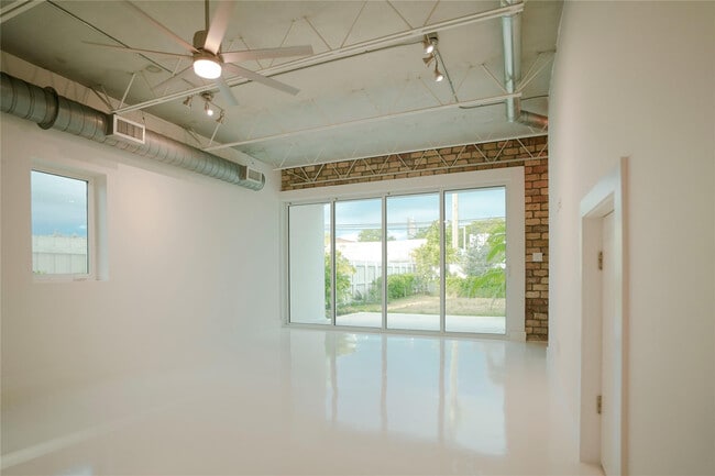 Building Photo - 1413 NE 5th Ave