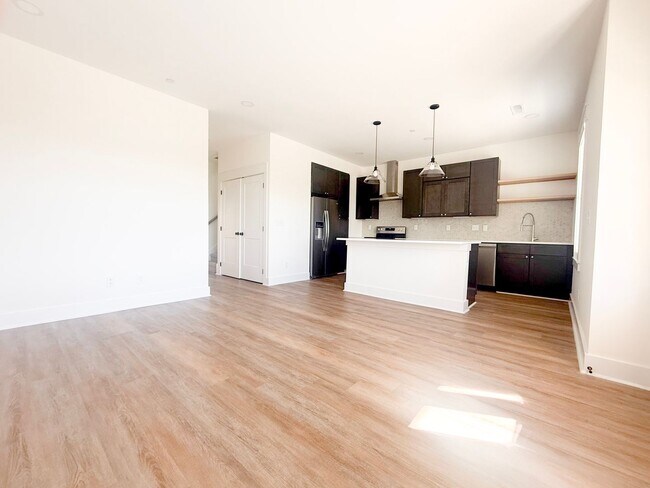 Building Photo - 1347 Belfair St