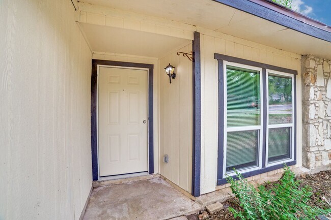 Building Photo - NEWLY-REMODELED 3-BEDROOM HOME IN HERITAGE SUBDIVISION
