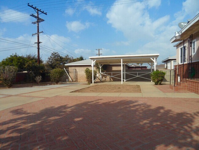 Building Photo - Beautiful 4 Bedroom House with Large Back ...