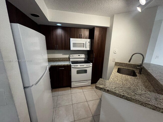 Foto del edificio - 3370 Pinewalk Dr N