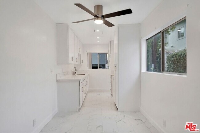 Building Photo - 220 S Gale Dr