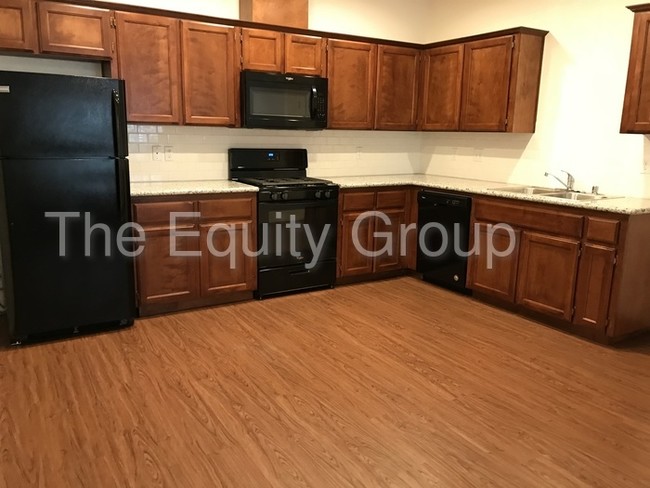 Building Photo - Like new duplex! Middle unit available!