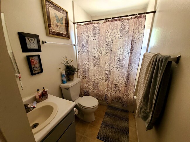 Foto del edificio - 458 N Lillie Ave