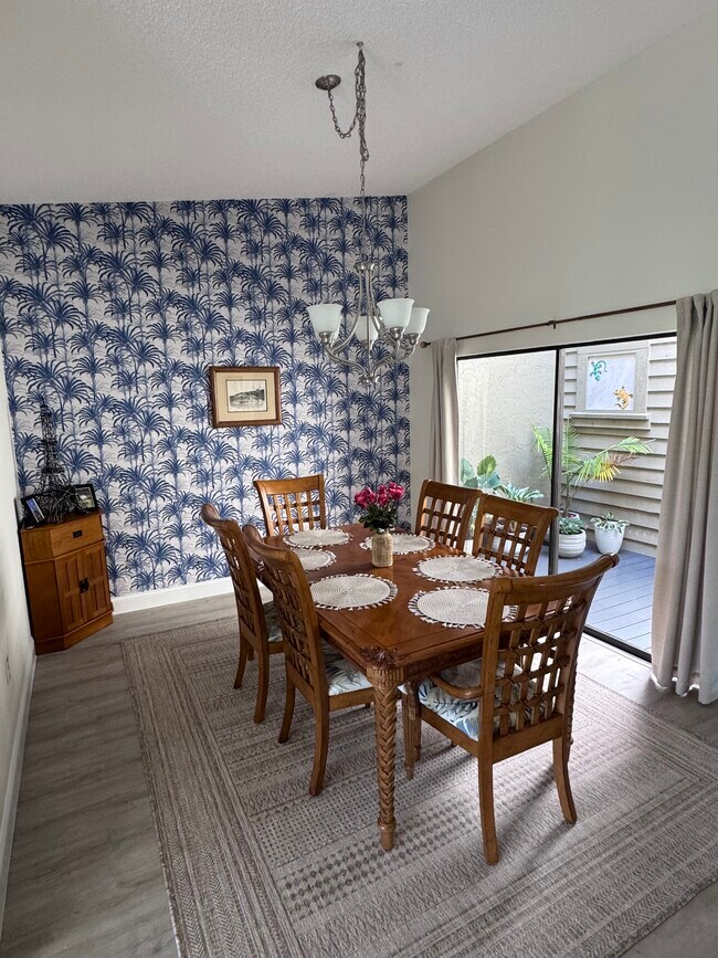 Building Photo - 3509b Avenida Madera