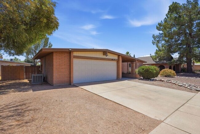 Building Photo - 2920 N La Chiquita Ave