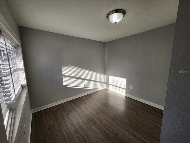 Building Photo - 4611 N Hubert Ave