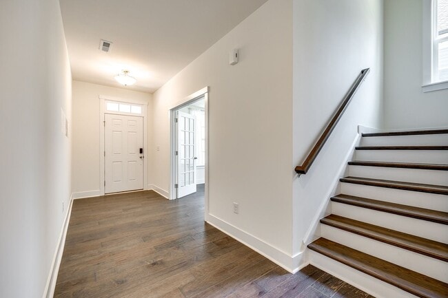 Building Photo - Extremely well maintained 4 bedroom, 2.5 b...