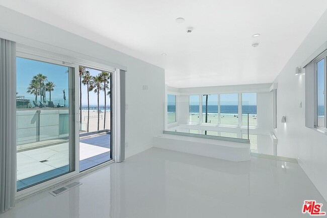 Foto del edificio - 2419 Ocean Front Walk