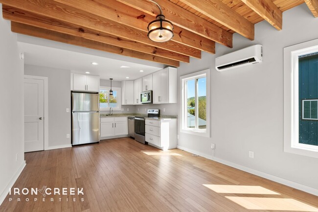 Building Photo - Beautiful Two-Bedroom Compact Cottage in S...