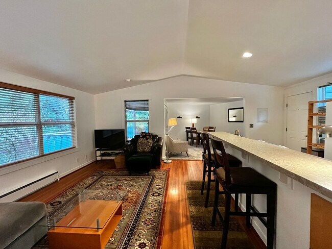 Foto del edificio - Historic Fort Ward Townhome on Bainbridge Island