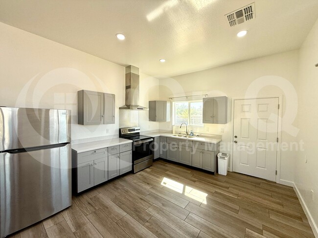 Building Photo - 2939 W Polk St