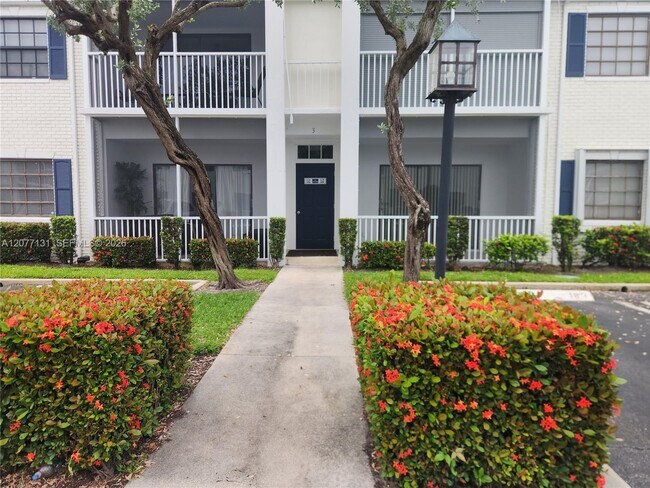Foto del edificio - 160 Cypress Club Dr
