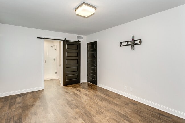 Building Photo - SIMPLY LUXURIOUS twinhome near Central & R...