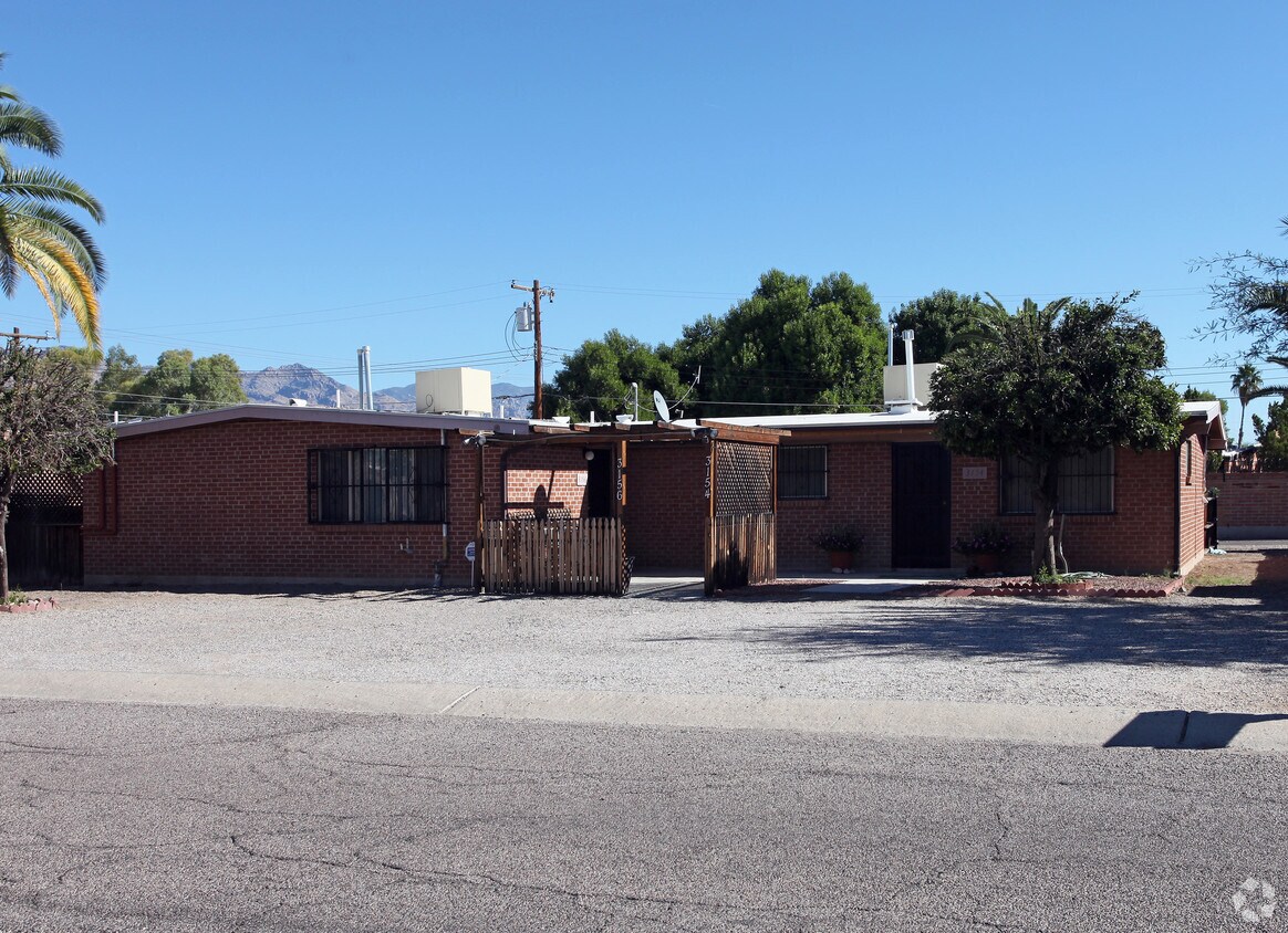 Primary Photo - 3154-3156 N Vista Del Forte