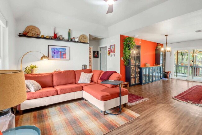 Building Photo - "Charming 3-Bed, 2-Bath Oasis on West Mistletoe Avenue – Spacious 1140 Sq Ft in San Antonio!"