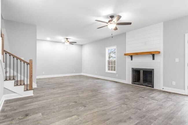 Foto del edificio - 4 Bedroom 3 Bath Pet Friendly Home For Rent!