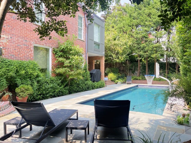 Foto del edificio - A Georgetown Paradise with Pool and 3 Car ...