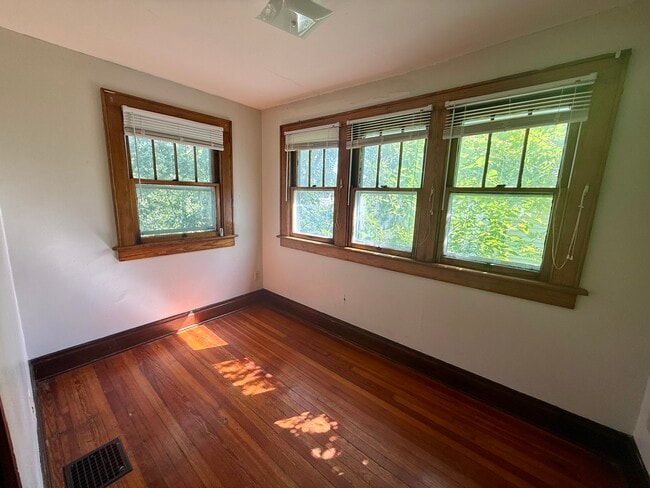 Foto del edificio - 468 E Tompkins St