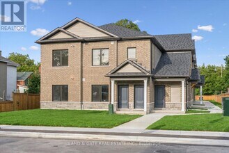 Building Photo - 223 Albert St