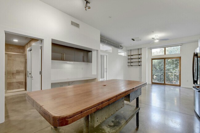 Building Photo - 2124 E 6th St