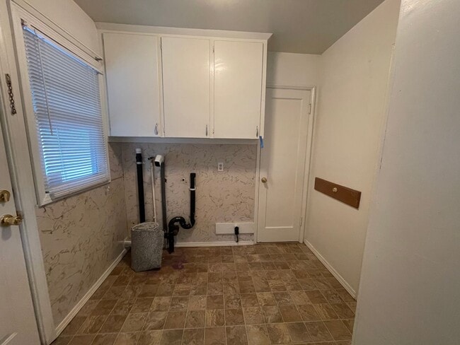 Building Photo - 2 Bedroom House with Large Yard