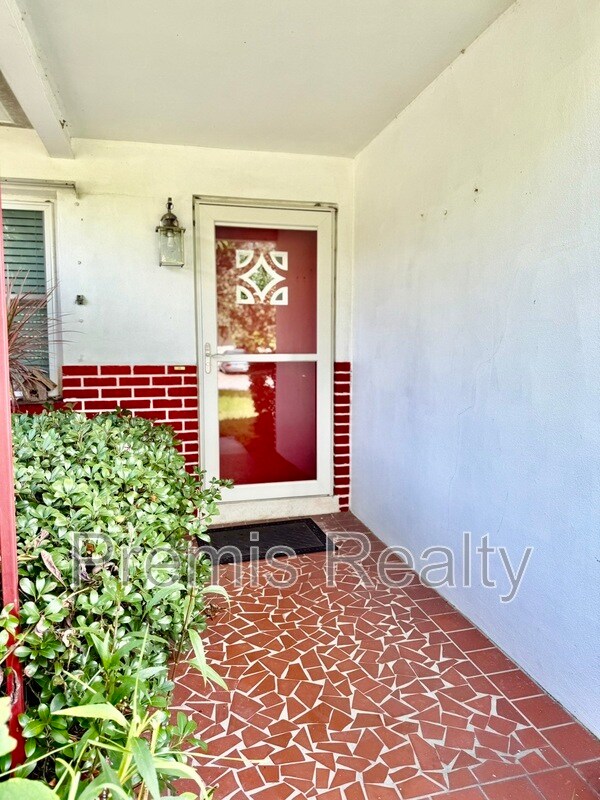 Foto del edificio - 1229 Lazy Lake Rd W