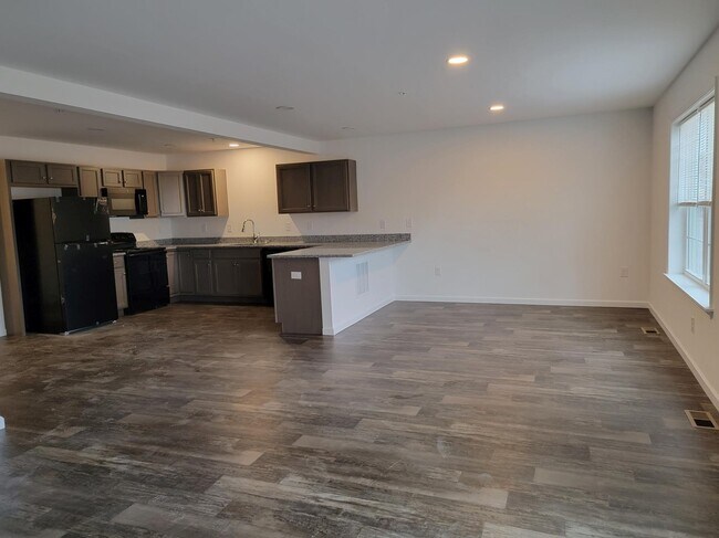 Building Photo - 128 Robert Cir
