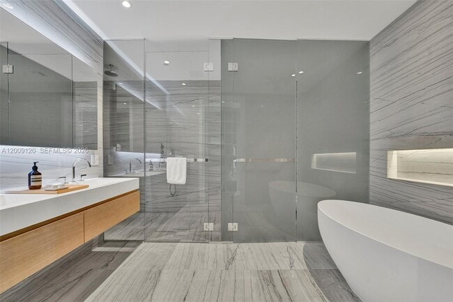 Foto del edificio - 8701 Collins Ave