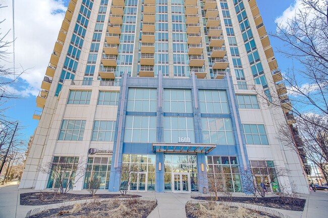 Foto del edificio - 1600 S Indiana Ave