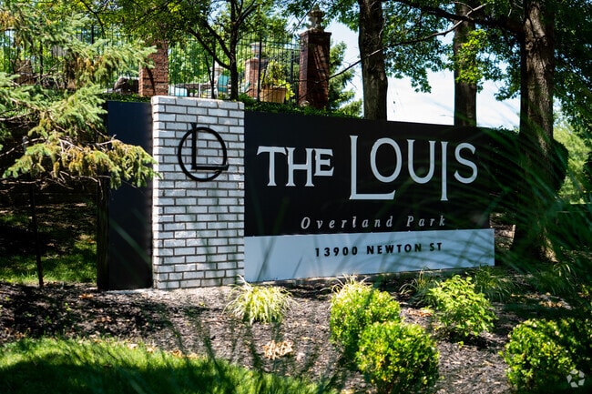 Building Photo - The Louis Overland Park