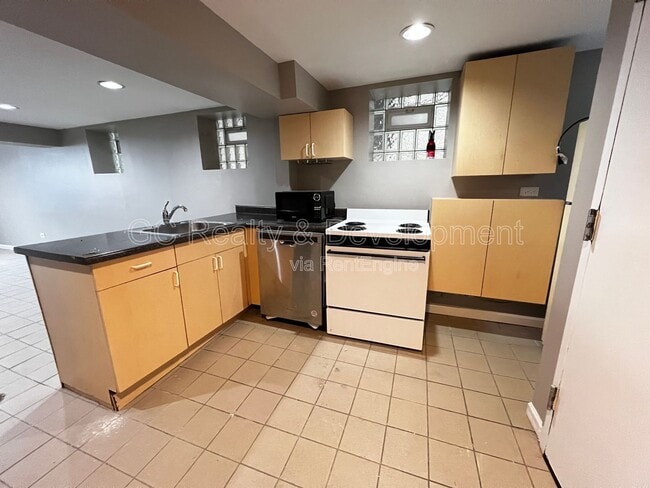 Foto del edificio - 2227 N Clybourn Ave