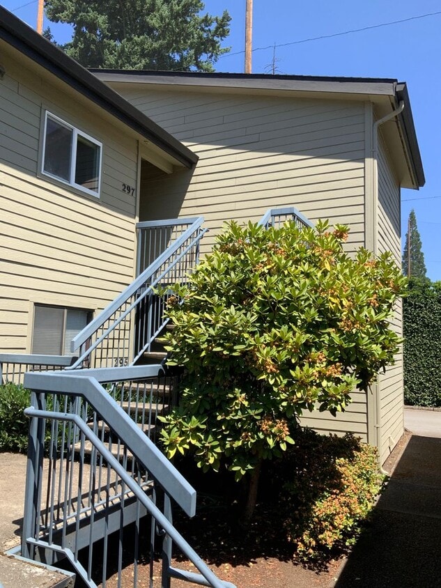 2 Bedroom Condo on Country Club Road - 2 Bedroom Condo on Country Club Road