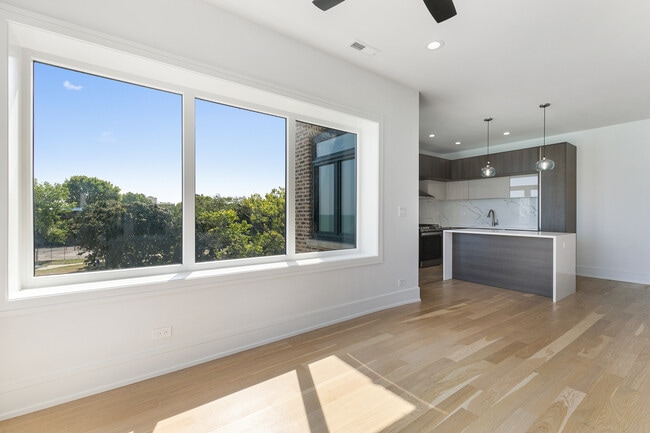 Building Photo - 7731 N Eastlake Ter