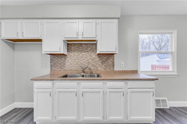 Building Photo - 5535 Oakwood Ave