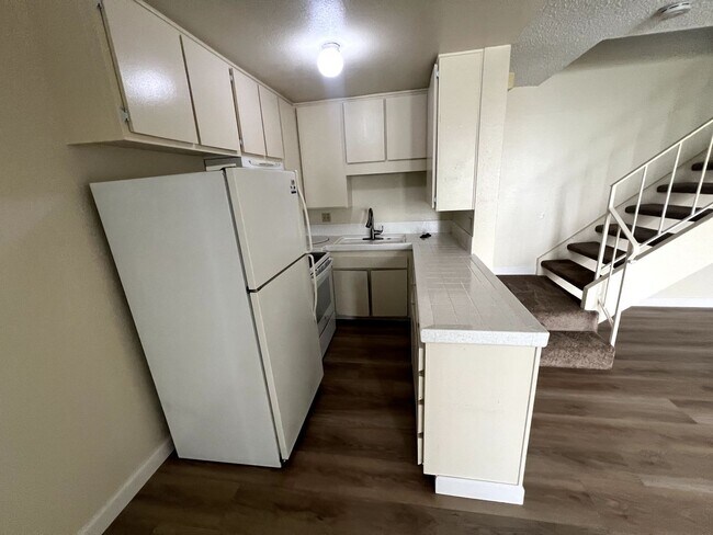 Building Photo - ****$500 OFF FIRST MONTHS RENT**** Spaciou...