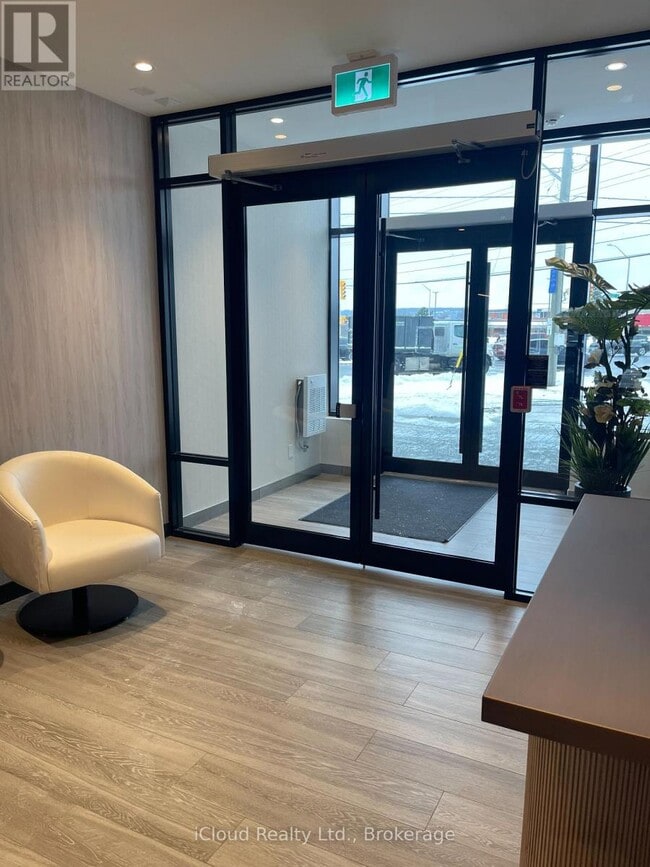 Photo du bâtiment - 8020 Derry Rd