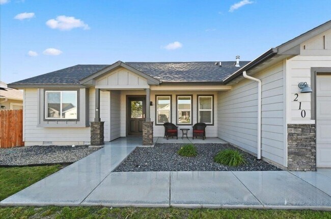 Building Photo - Beautiful Modern Home in a Nice Neighborhood