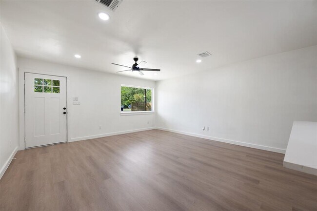 Foto del edificio - 9003 Capitol Dr