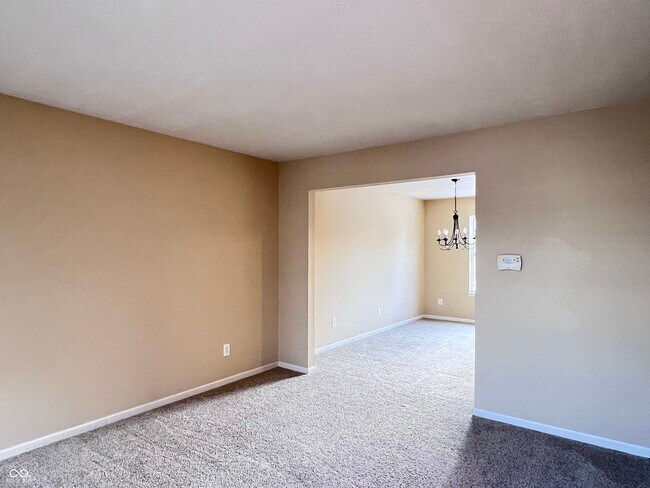 Foto del edificio - 5913 Sandalwood Dr