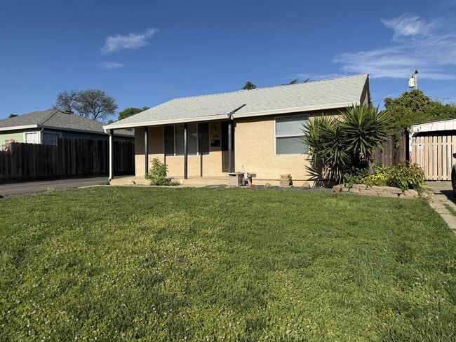 Building Photo - Charming 2/1 close to downtown!