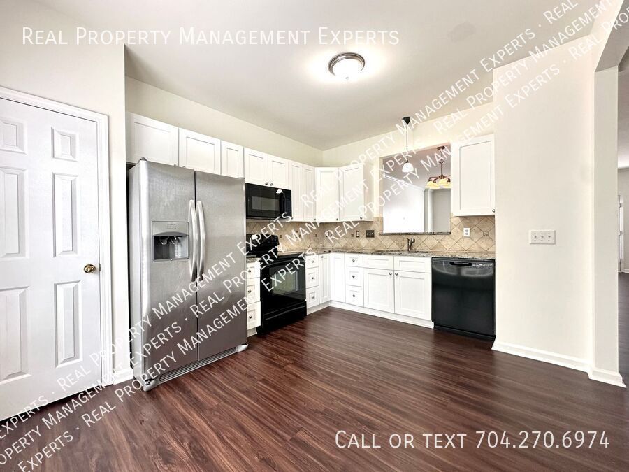 Primary Photo - Charming 3BR/2.5BA Townhouse in Provinceto...