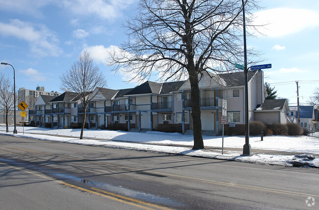 Foto del edificio - Plymouth Avenue Townhomes