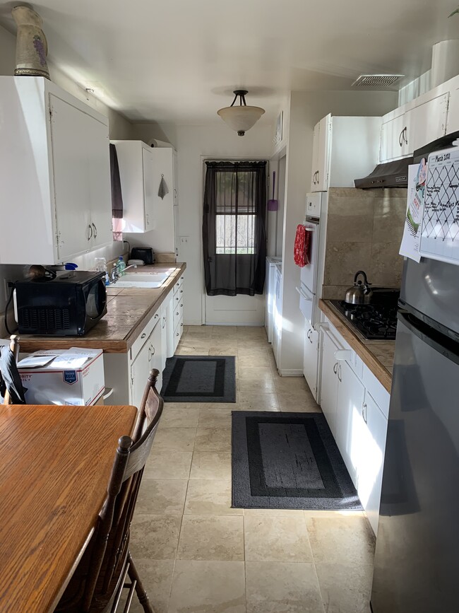 kitchen travertine floor and counter top - 35280 Avenue A