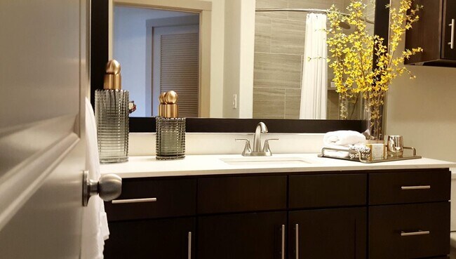 Foto del edificio - A New 2 BR, Very Comfy, Probably Made of P...