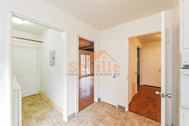 Foto del edificio - Oakland Hills Home with Spacious Patio & Garage Parking